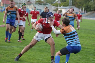 ODESSA, UKRAINE - SEPT 20, 2017: CREDO-Odessa Rugby Şampiyonası Milli Takımı - Politeknik-Kiev. Rugby oyuncularının top için yoğun mücadelesi. Stadyumun yeşil sahasında dinamik oyun