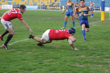 ODESSA, UKRAINE - SEPT 20, 2017: CREDO-Odessa Rugby Şampiyonası Milli Takımı - Politeknik-Kiev. Rugby oyuncularının top için yoğun mücadelesi. Stadyumun yeşil sahasında dinamik oyun