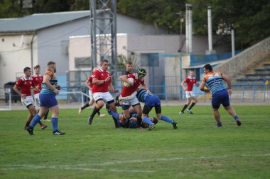 ODESSA, UKRAINE - SEPT 20, 2017: CREDO-Odessa Rugby Şampiyonası Milli Takımı - Politeknik-Kiev. Rugby oyuncularının top için yoğun mücadelesi. Stadyumun yeşil sahasında dinamik oyun