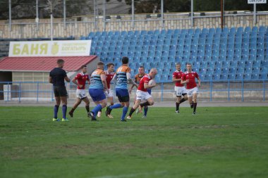ODESSA, UKRAINE - SEPT 20, 2017: CREDO-Odessa Rugby Şampiyonası Milli Takımı - Politeknik-Kiev. Rugby oyuncularının top için yoğun mücadelesi. Stadyumun yeşil sahasında dinamik oyun
