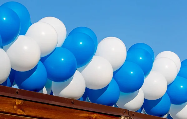 Uroczyste Tło Niebiesko Białych Nadmuchiwanych Balonów Uroczyste Plastikowe Powietrze Nadmuchiwane — Zdjęcie stockowe