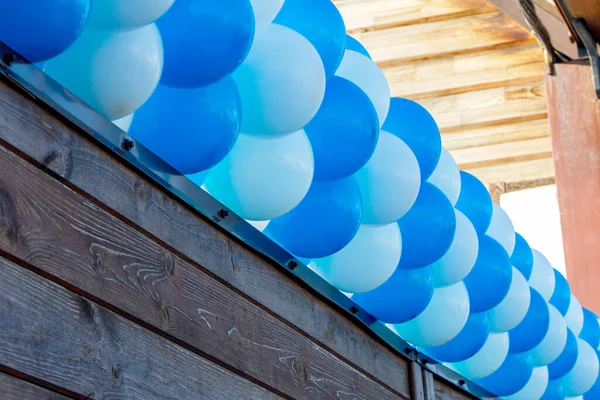 Uroczyste Tło Niebiesko Białych Nadmuchiwanych Balonów Uroczyste Plastikowe Powietrze Nadmuchiwane — Zdjęcie stockowe