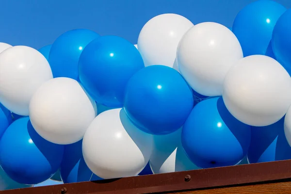 青と白のインフレータブル風船のお祭りの背景 フェスティバルプラスチック空気インフレータブルヘリウムバルーンブルーテクスチャの背景 — ストック写真