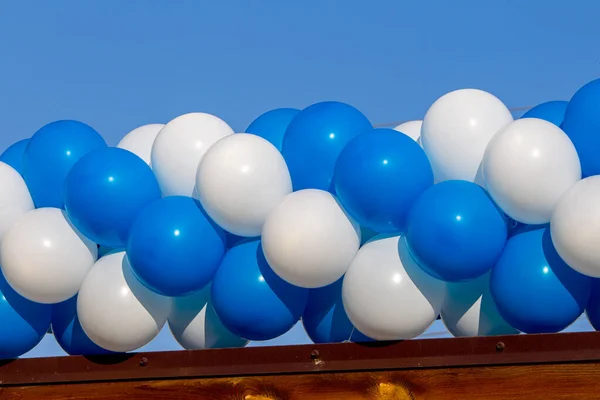 Mavi Beyaz Şişme Balonların Şenlikli Arka Planı Şenlikli Plastik Hava — Stok fotoğraf