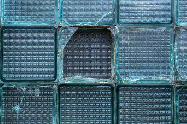 Kırık Cam Bloklardan Oluşan Bir Duvardaki Pencere Bir Kazadan Sonra — Stok fotoğraf