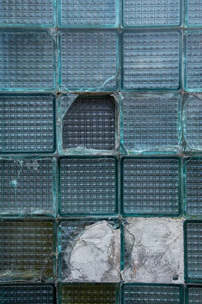 Ένα Παράθυρο Ένα Τοίχο Από Σπασμένα Κομμάτια Γυαλιού Ένα Σπίτι — Φωτογραφία Αρχείου