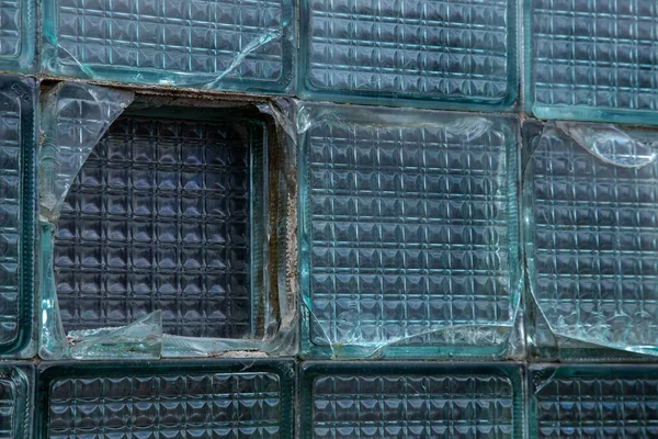 Okno Ścianie Potłuczonych Szklanych Klocków Domu Zniszczonym Wypadku Kreatywne Modne — Zdjęcie stockowe