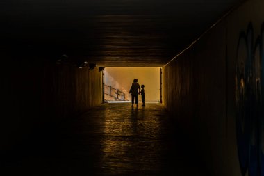 Tünelin sonundaki korku, din ve mistisizm ışığının tasarımı için soyut kavramsal arka plan.