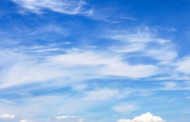 Beyaz yaratıcı bulutları olan büyük, alışılmadık, güzel bir gökyüzü. Sıra dışı kümülüs kabarık bulutlarıyla mavi gökyüzü tasarım için doğal bir arka plan