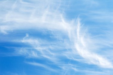 Beyaz yaratıcı bulutları olan büyük, alışılmadık, güzel bir gökyüzü. Sıra dışı kümülüs kabarık bulutlarıyla mavi gökyüzü tasarım için doğal bir arka plan