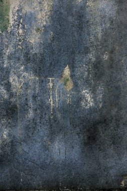 Kirli, beyaz, siyah çizilmiş, yatay arka planı olan koyu alçı duvar. Peel Grey Stucco desenli eski tuğla duvar. Retro Vintage Duvar Kağıdı. Çürümüş Çatlamış Sert Soyut Sancak Yüzeyi