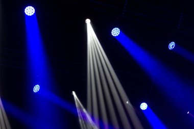 Sahne ışıkları. Gösterinin arka planı. Aydınlık spot ışıkları karanlıkta. Tiyatro sahnesinin içi projektöre aydınlatılmıştır. Konser sırasında sahne ışıkları ve sahne dumanı
