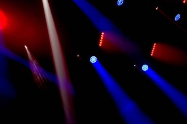 Sahne ışıkları. Gösterinin arka planı. Aydınlık spot ışıkları karanlıkta. Tiyatro sahnesinin içi projektöre aydınlatılmıştır. Konser sırasında sahne ışıkları ve sahne dumanı