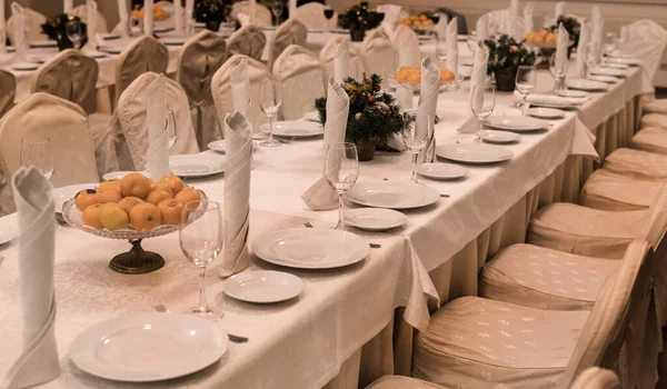 Fondo Ajuste Mesa Festiva Sirviendo Una Gran Mesa Restaurante Festivo — Foto de Stock