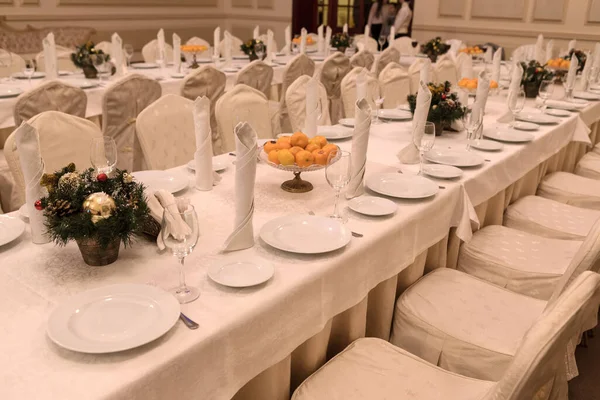 Fondo Ajuste Mesa Festiva Sirviendo Una Gran Mesa Restaurante Festivo — Foto de Stock