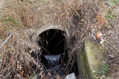 Pis kokulu kanalizasyon açık bir şehir kumsalının kumlarında denize akıyor. Kirli lağım suyunu denize dökerek çevresel kirliliğin ekolojik sorunu