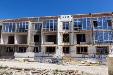 Yeni küçük apartman kulubü evleri için inşaat alanı. Yeni bina
