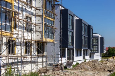 Yeni küçük apartman kulubü evleri için inşaat alanı. Yeni bina