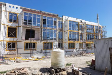 Yeni küçük apartman kulubü evleri için inşaat alanı. Yeni bina
