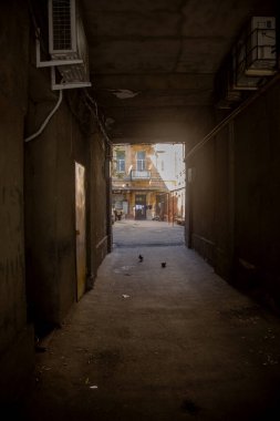 Eski şehrin avlusu, eski evlerle ağaçlar arasında sıkıca asılı duran temiz giysiler ve çarşaflar ile yıkandı. Elbiseleri iple kurutur.