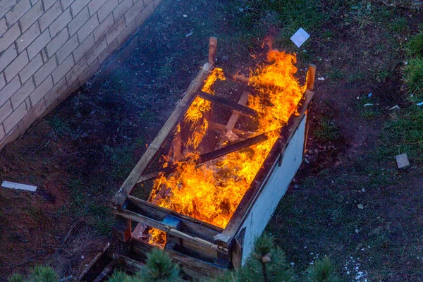 Bobinas Fogo Sobre Edifício Queimado Uma Pilha Carvão Local Barracão — Fotografia de Stock