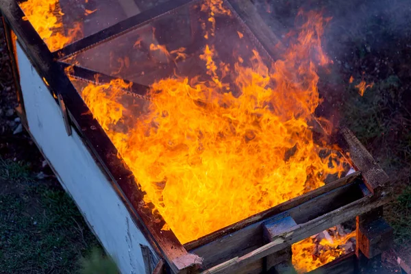 Bobinas Fuego Sobre Edificio Quemado Una Pila Carbones Sitio Cobertizo — Foto de Stock