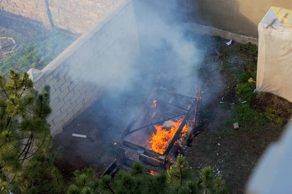 Fire Coils Burnt Building Pile Coals Site Burnt Shed Bright — Stock Photo, Image