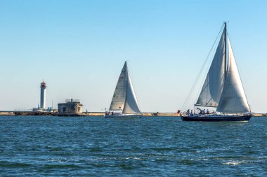 Odessa, Ukrayna - 28 Mayıs 2011: Açık güneşli bir yaz tatilinde, Ukrayna 'nın Odessa kentinde 28 Mayıs 2011 tarihinde hafif bir esinti ile Karadeniz kıyılarında yelken açmak.