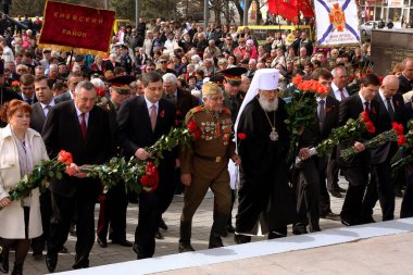 ODESSA, UKRAINE - 10 Nisan 2010: Hafıza Günü 'nde çiçek ve çiçek yerleştirme töreni. Şehrin kurtuluşunun zafer günü. Gaziler ve insanlar, rahipler 2. Dünya Savaşı kahramanlarının anısını şereflendirdiler.