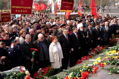ODESSA, UKRAINE - 10 Nisan 2010: Hafıza Günü 'nde çiçek ve çiçek yerleştirme töreni. Şehrin kurtuluşunun zafer günü. Gaziler ve insanlar, rahipler 2. Dünya Savaşı kahramanlarının anısını şereflendirdiler.