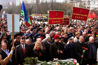 ODESSA, UKRAINE - 10 Nisan 2010: Hafıza Günü 'nde çiçek ve çiçek yerleştirme töreni. Şehrin kurtuluşunun zafer günü. Gaziler ve insanlar, rahipler 2. Dünya Savaşı kahramanlarının anısını şereflendirdiler.
