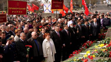 ODESSA, UKRAINE - 10 Nisan 2010: Hafıza Günü 'nde çiçek ve çiçek yerleştirme töreni. Şehrin kurtuluşunun zafer günü. Gaziler ve insanlar, rahipler 2. Dünya Savaşı kahramanlarının anısını şereflendirdiler.