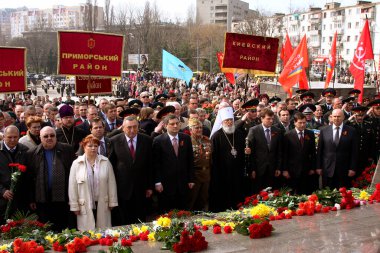 ODESSA, UKRAINE - 10 Nisan 2010: Hafıza Günü 'nde çiçek ve çiçek yerleştirme töreni. Şehrin kurtuluşunun zafer günü. Gaziler ve insanlar, rahipler 2. Dünya Savaşı kahramanlarının anısını şereflendirdiler.
