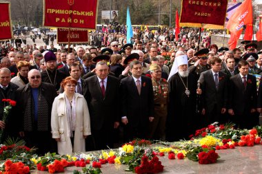 ODESSA, UKRAINE - 10 Nisan 2010: Hafıza Günü 'nde çiçek ve çiçek yerleştirme töreni. Şehrin kurtuluşunun zafer günü. Gaziler ve insanlar, rahipler 2. Dünya Savaşı kahramanlarının anısını şereflendirdiler.