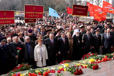 ODESSA, UKRAINE - 10 Nisan 2010: Hafıza Günü 'nde çiçek ve çiçek yerleştirme töreni. Şehrin kurtuluşunun zafer günü. Gaziler ve insanlar, rahipler 2. Dünya Savaşı kahramanlarının anısını şereflendirdiler.