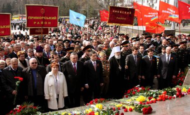 ODESSA, UKRAINE - 10 Nisan 2010: Hafıza Günü 'nde çiçek ve çiçek yerleştirme töreni. Şehrin kurtuluşunun zafer günü. Gaziler ve insanlar, rahipler 2. Dünya Savaşı kahramanlarının anısını şereflendirdiler.