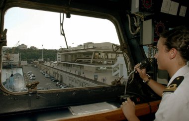 Odessa, Ukrayna - 16 Aralık 2016: Arşiv fotoğrafı - İtalyan savaş gemisi askeri tatbikatlar sırasında liman ticari limanında. Kaptan 'ın savaş gemisi köprüsü.