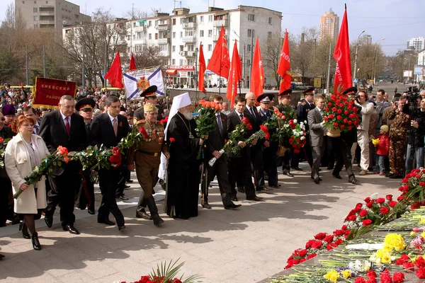 Oessa Ukraine April 2010 メモリの日に花や花の花輪を置く儀式 都市の解放の勝利の日 退役軍人と人々司祭は第二次世界大戦の英雄たちの記憶を厳粛に称え — ストック写真