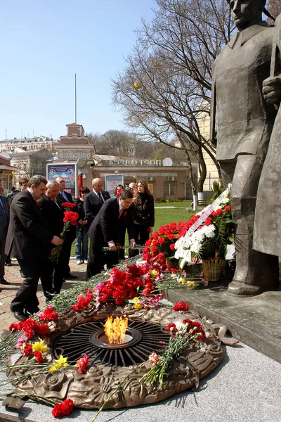 Odessa Ukraine Απριλίου 2010 Τελετή Τοποθέτησης Λουλουδιών Και Στεφάνων Λουλουδιών — Φωτογραφία Αρχείου