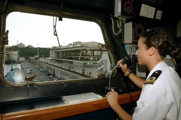 オデッサ ウクライナ 2016年12月16日 アーカイブ写真 軍事演習中に港の商業港でイタリアの軍艦シーブリーズ 軍艦の船長の橋 — ストック写真