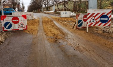Eski yolun tadilatı. Yol Kapalı tabelası, tali yol ulaşımını gösteriyor. Tahta kalkanlar ve oklarla çok kötü bir trafik kazası.