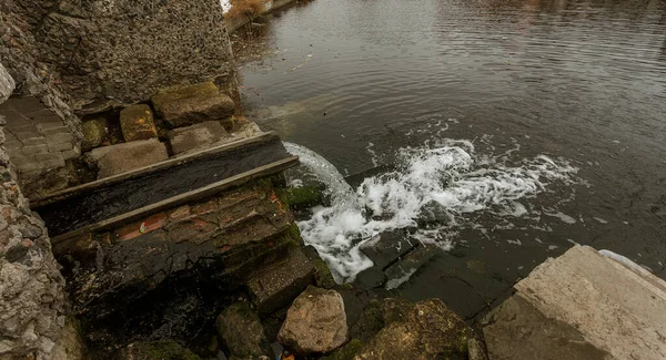 Odvodňování Špinavé Technické Odpadní Vody Městském Veřejném Parku Jezera Pro — Stock fotografie