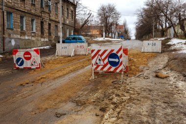 Eski yolun tadilatı. Yol Kapalı tabelası, tali yol ulaşımını gösteriyor. Tahta kalkanlar ve oklarla çok kötü bir trafik kazası.