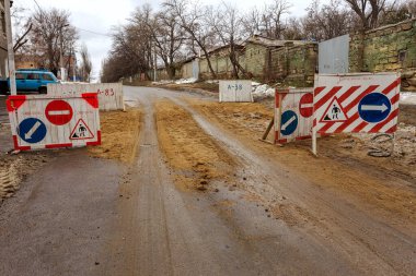 Eski yolun tadilatı. Yol Kapalı tabelası, tali yol ulaşımını gösteriyor. Tahta kalkanlar ve oklarla çok kötü bir trafik kazası.
