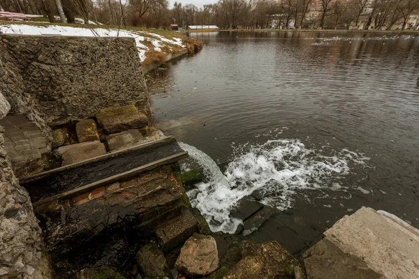 Odprowadzanie Brudnych Ścieków Technicznych Miejskim Parku Publicznym Jezioro Dla Rekreacji — Zdjęcie stockowe