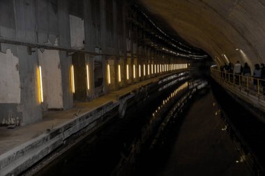 Balaklava, Kırım - 25 Mayıs 2015: - Sektretny askeri objesi K-825 - Sivastopol 'daki Soğuk Savaş sırasında yeraltı denizaltı üssü ve silahları. Denizaltıların saklandığı mağaradaki su altı kanalı.