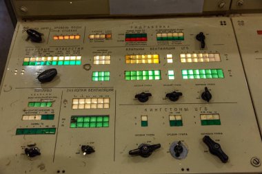 Balaklava, Kırım - 25 Mayıs 2015: - Sektretny askeri objesi K-825 - Sivastopol 'daki Soğuk Savaş sırasında yeraltı denizaltı üssü ve silahları. Aygıt komuta modülü denizaltısı