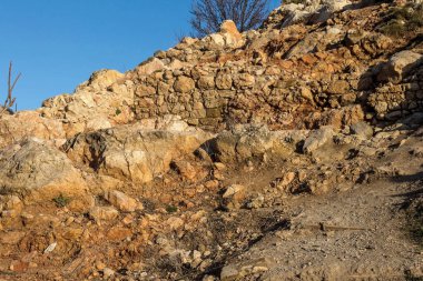 Dağ heyelan taşı yamaçları yolları ve orman yollarını kapatmakla tehdit ediyor. Tehlikeli kayalık dağların eteklerindeki sürücüler ve şehir sakinleri için tehlike