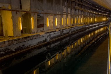 Balaklava, Kırım - 25 Mayıs 2015: - Sektretny askeri objesi K-825 - Sivastopol 'daki Soğuk Savaş sırasında yeraltı denizaltı üssü ve silahları. Denizaltıların saklandığı mağaradaki su altı kanalı.