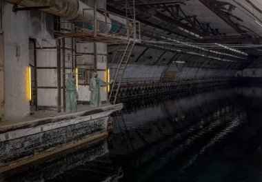 Balaklava, Kırım - 25 Mayıs 2015: - Sektretny askeri objesi K-825 - Sivastopol 'daki Soğuk Savaş sırasında yeraltı denizaltı üssü ve silahları. Denizaltıların saklandığı mağaradaki su altı kanalı.